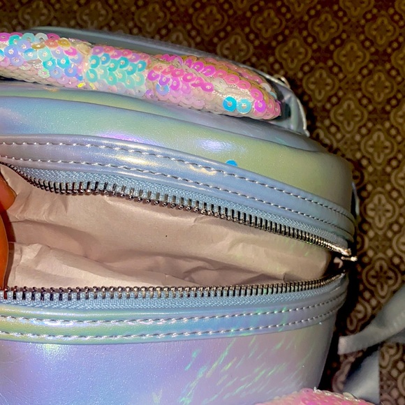 Exclusive blue Minnie Iridescent backpack! - Picture 5 of 6